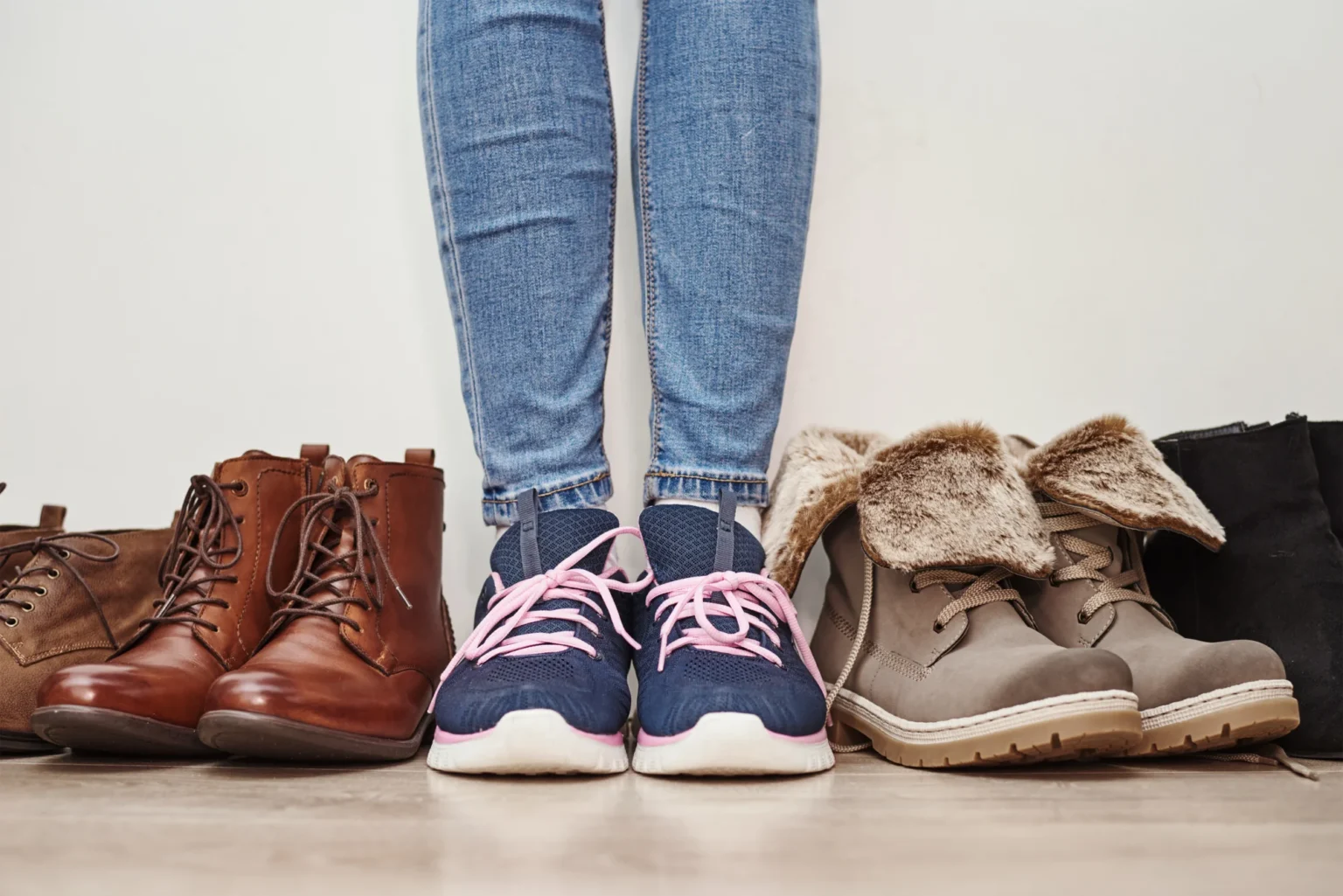 Aprende a elegir buen calzado para prevenir problemas en los pies. Consejos de tu podóloga en Olite. Pide cita: 679 62 05 84. - Cómo elegir un buen calzado para cuidar tus pies