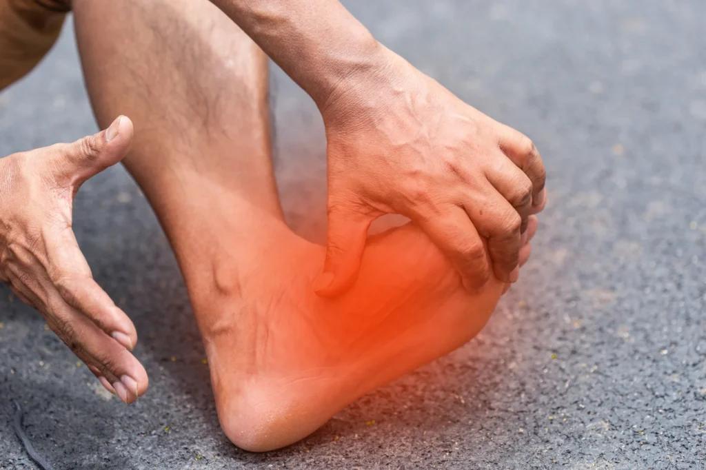 ¿Dolor en el talón al levantarte? El espolón calcáneo tiene solución. Descubre sus causas y tratamientos. Pide cita en nuestra clínica de Olite. - Espolón calcáneo: por qué duele y cómo tratarlo