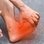 ¿Dolor en el talón al levantarte? El espolón calcáneo tiene solución. Descubre sus causas y tratamientos. Pide cita en nuestra clínica de Olite. - Espolón calcáneo: por qué duele y cómo tratarlo