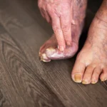 El cuidado de los pies en mayores previene problemas y mejora la calidad de vida. Consejos prácticos y revisiones en nuestra clínica de Olite. Pide cita. - Cuidado de los pies en personas mayores: revisiones y consejos