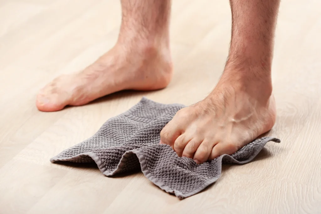 Sudoración y mal olor en los pies: causas y soluciones desde la podología 1 ¿Sufres mal olor en los pies? Conoce las causas de la sudoración excesiva y los tratamientos podológicos. Pide cita en nuestra clínica de Olite. - Sudoración y mal olor en los pies: causas y soluciones desde la podología